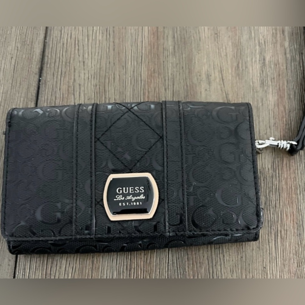 NWOT Guess women’s black Ophelia wristlet